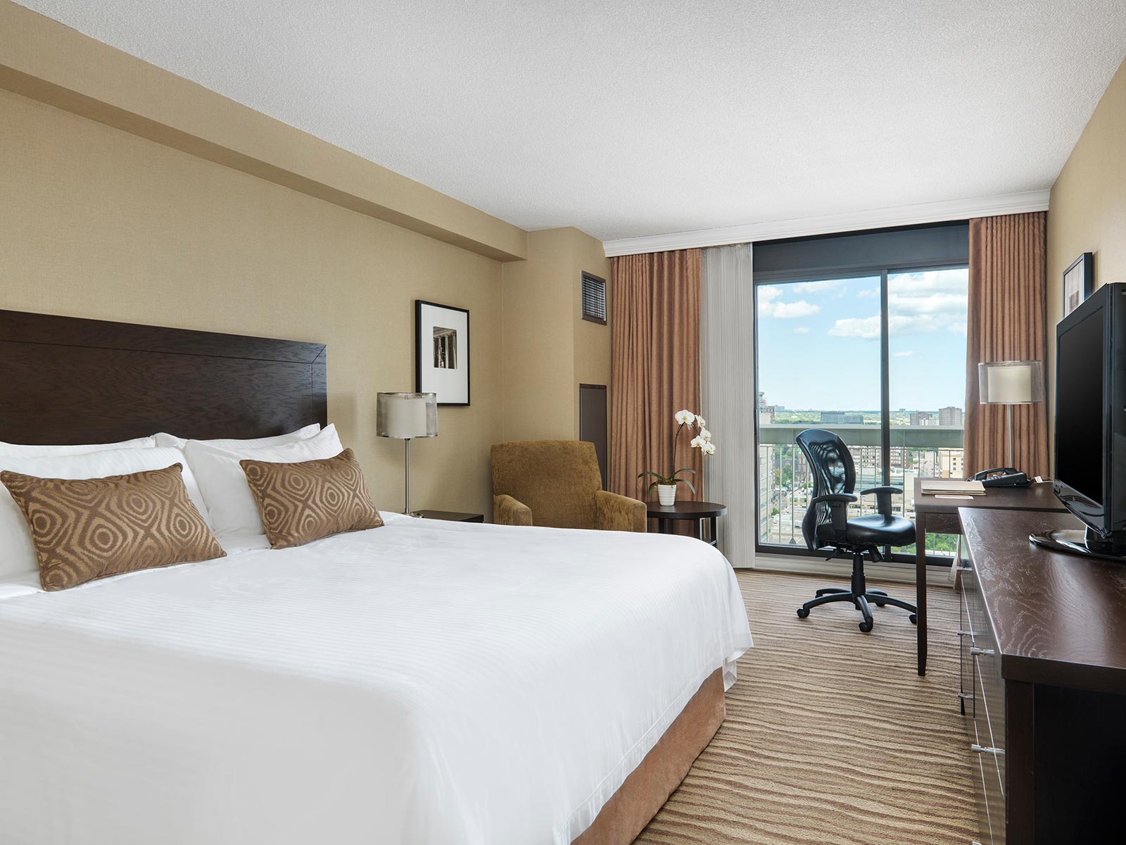 Deluxe Room, Hotel Rooms & Suites in Chelsea Hotel, Toronto 